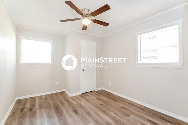 Building Photo - 4 Bedroom Pet-Friendly Home in Birmingham, AL with Main Street Renewal