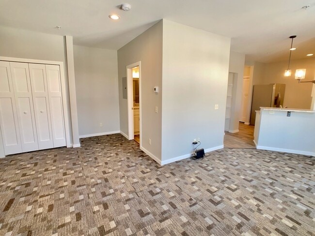 Building Photo - 207 E 4th St