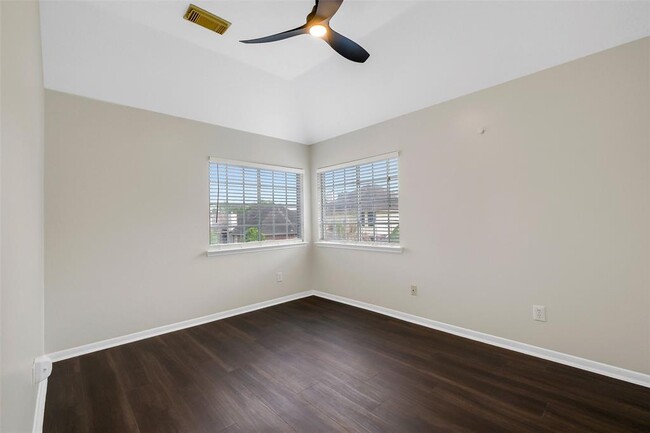 Building Photo - 1908 Oak Hollow Dr W