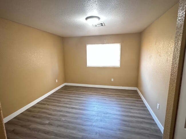 Building Photo - 2 BEDROOM CONDO IN NORTHEAST WITH 2 WEEKS ...