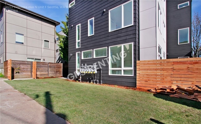 Building Photo - 8553 Interlake Ave N