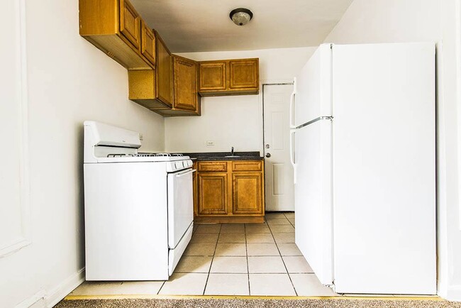 Kitchen - 1615-21 W 77th St