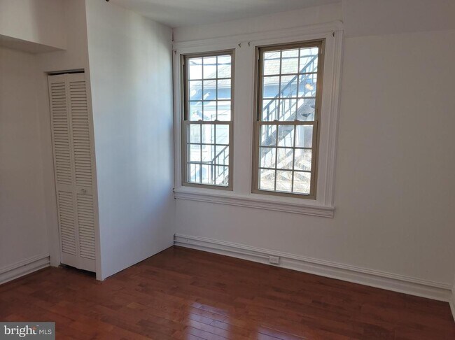 Building Photo - 111 Iona Ave