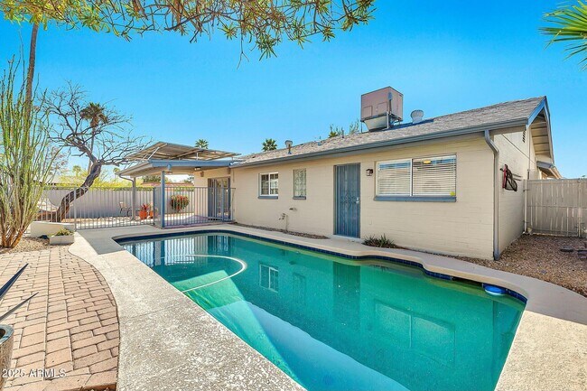 Building Photo - 3922 E Dahlia Dr