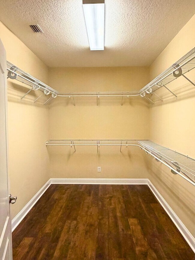 Building Photo - Rare find! 4/3 with amenities!
