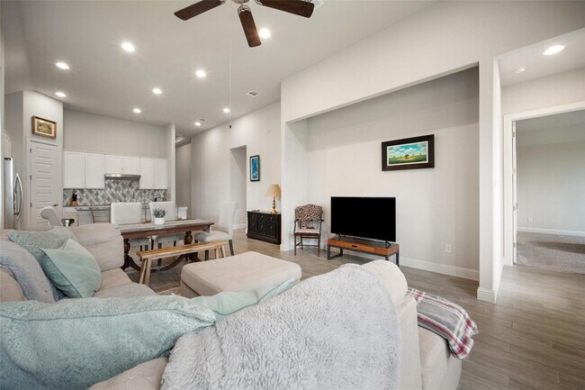 Building Photo - 127 Buteo St