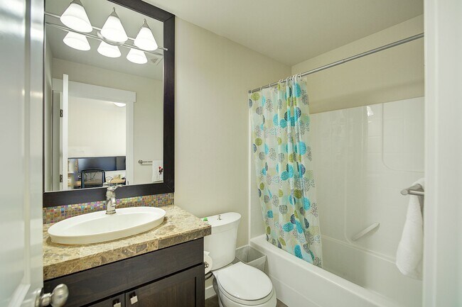 Building Photo - 2bd/2.5ba Seattle Townhome