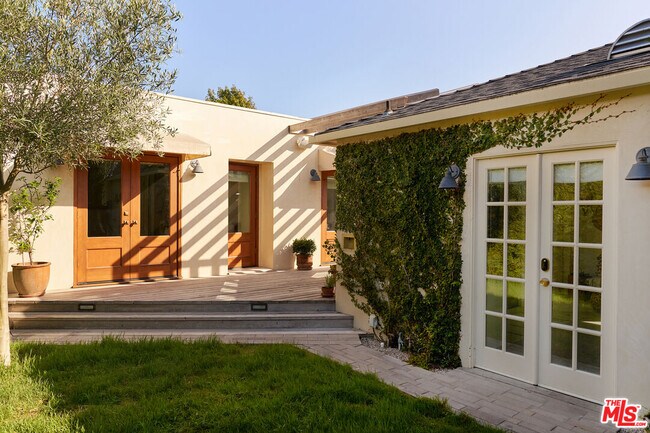 Building Photo - 655 Angelus Pl