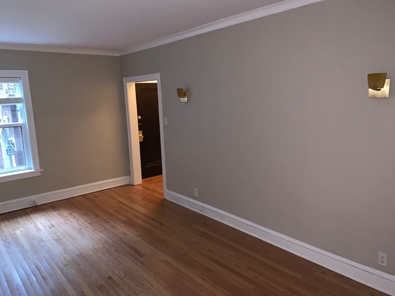 Building Photo - 2046 W Farragut Ave
