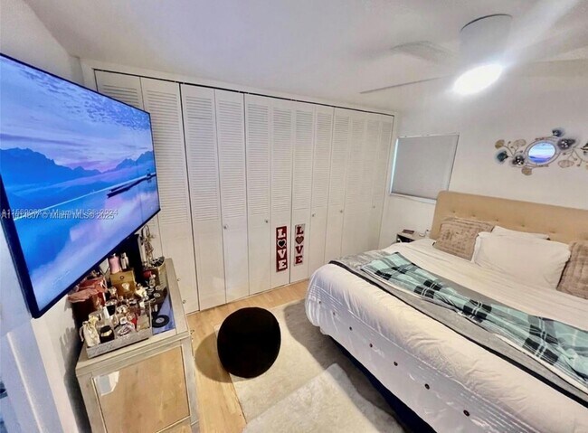 Building Photo - 3520 SW 25th St