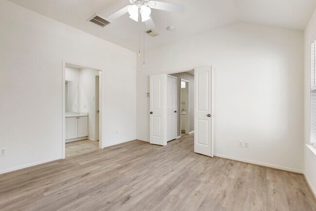 Building Photo - 67 Woodlily Pl