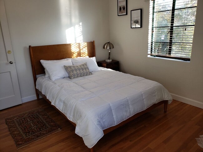 Building Photo - Modern, beautiful 3Bdrm, 2ba unfurnished i...