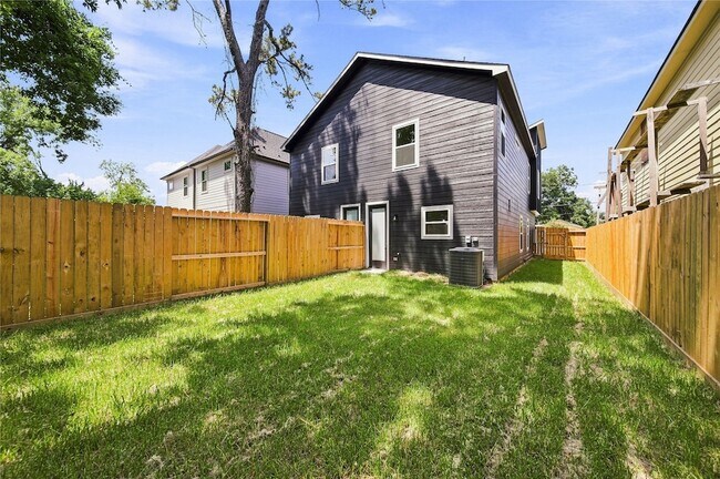 Building Photo - 5610 Kittridge St
