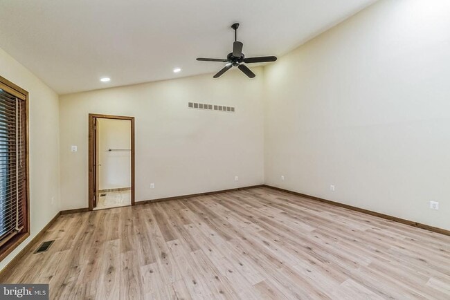 Building Photo - 468 Long Ln