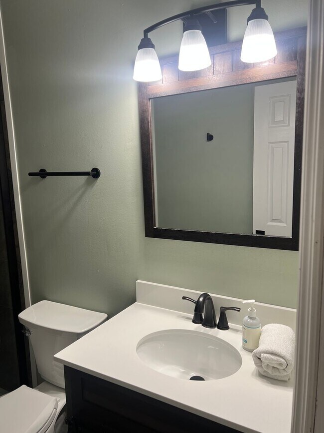 Building Photo - Furnished Updated Condo on HHI - Walk to the Beach!