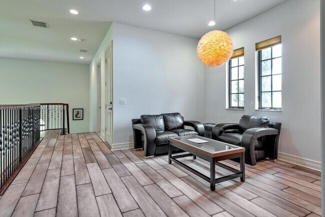 Building Photo - 17931 Lake Azure Way