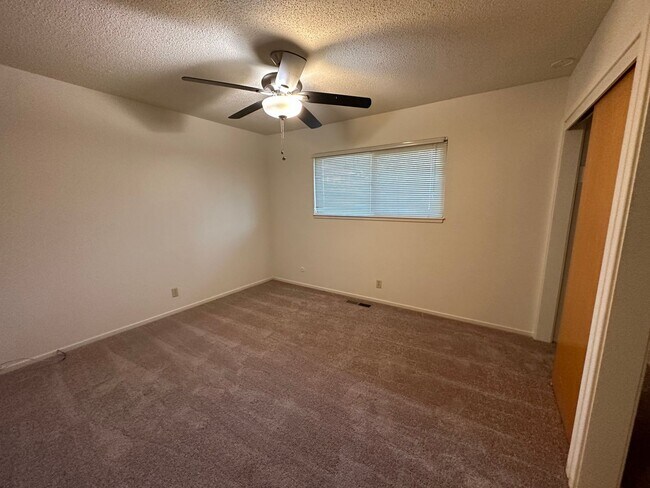 Building Photo - 3 Bedroom 2 Bathroom Duplex in Greenhaven