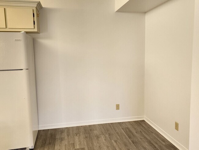 Building Photo - 2 BR 2 BA rental in the gated Pine Ridge c...