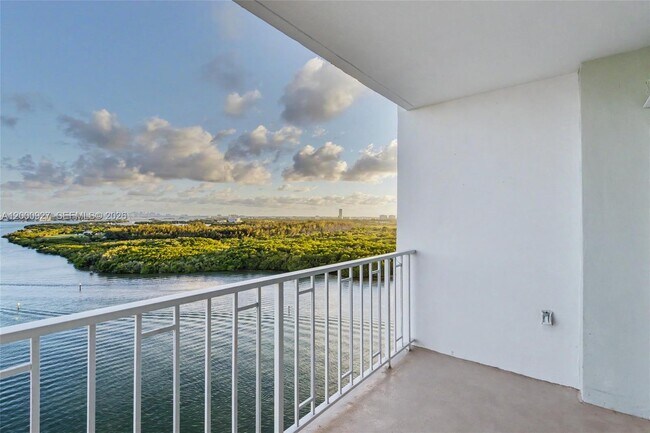 Building Photo - 500 Bayview Dr