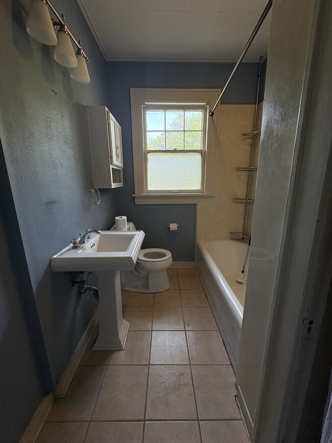 Building Photo - 100 Linwood Ct