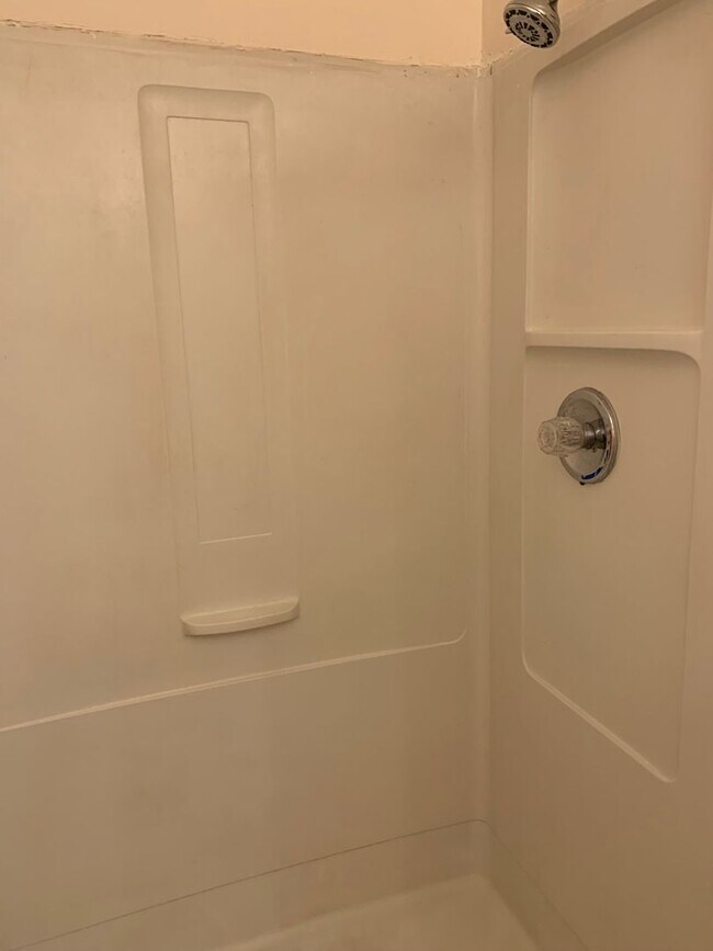 Building Photo - Rent Special! Half Month FREE!