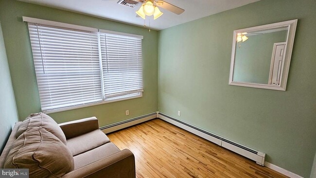 Building Photo - 213 8th St