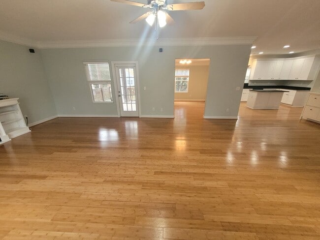 Building Photo - Stunning 4 Bedroom, 2.5 Bath Home Just 3 Blocks to Chesapeake Bay
