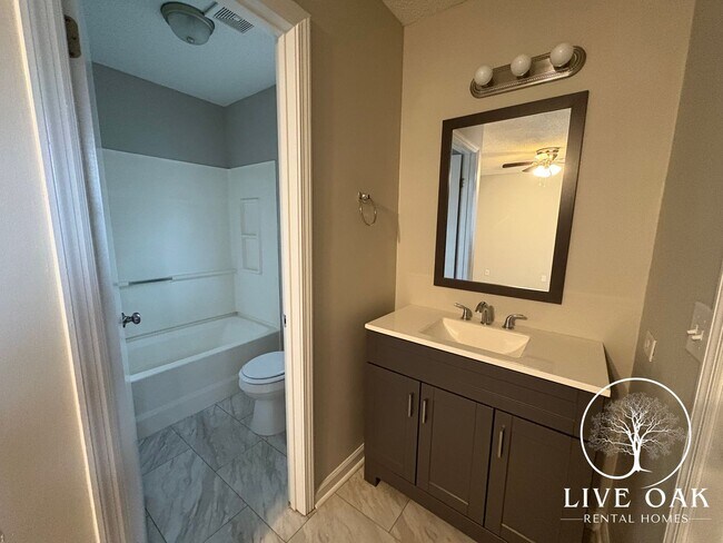 Building Photo - 435 Elm St