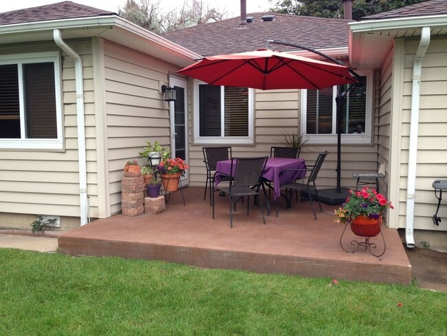 Building Photo - Evolve Real Estate: Available 6/6/2026! Quaint 3 Bedroom Ranch with Huge Yard in University Hills...