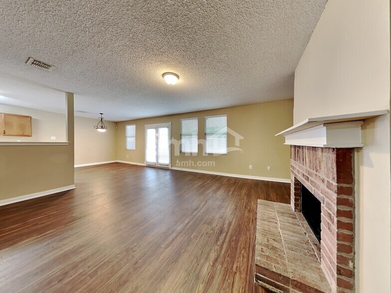 Building Photo - 1404 Sunflower Court