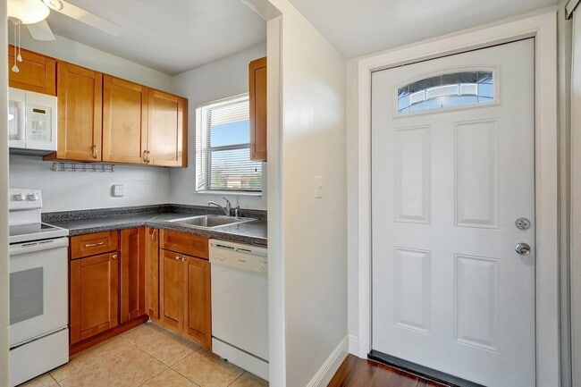 Building Photo - 8225 Sunrise Lakes Dr N