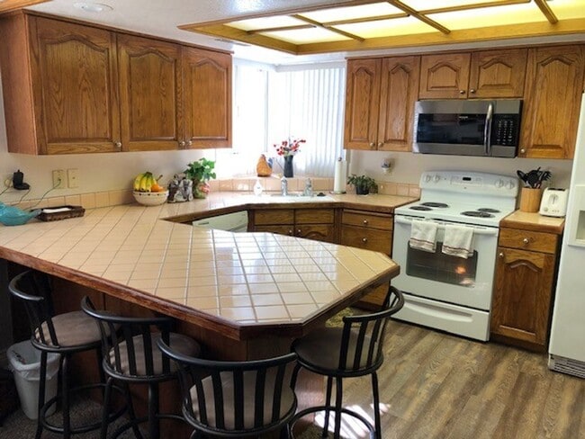 Building Photo - Awesome Shadowbrook Townhome in the Center of it all!