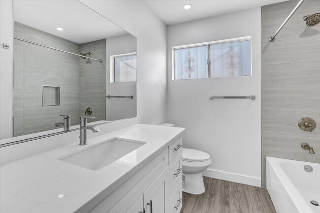 Building Photo - 2040 E 5th St