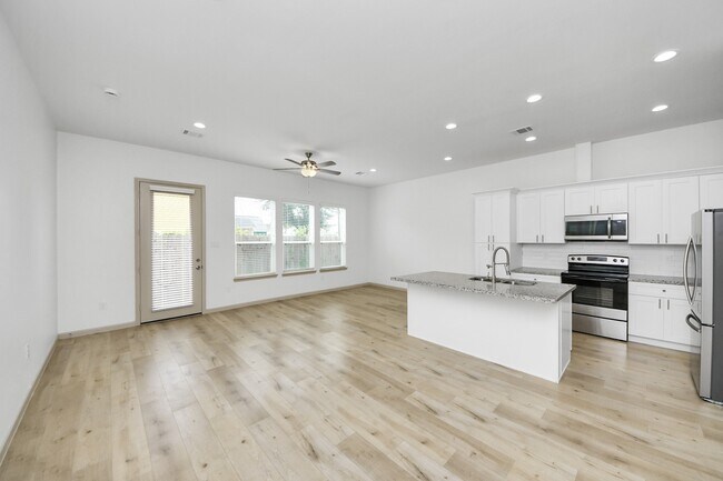 Building Photo - 2119 Esther Dr
