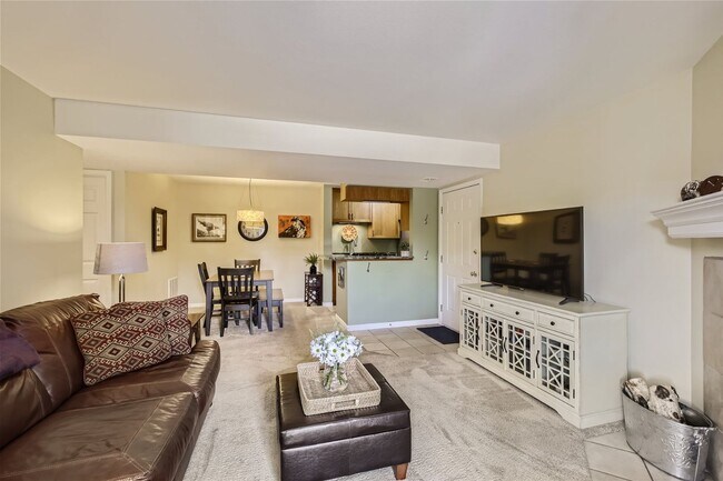 Building Photo - Updated 2 Bed 2 Bath Hunter Creek Condo W/Community Pool