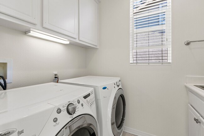 Building Photo - Remodeled 5 Bedroom Home in HOA