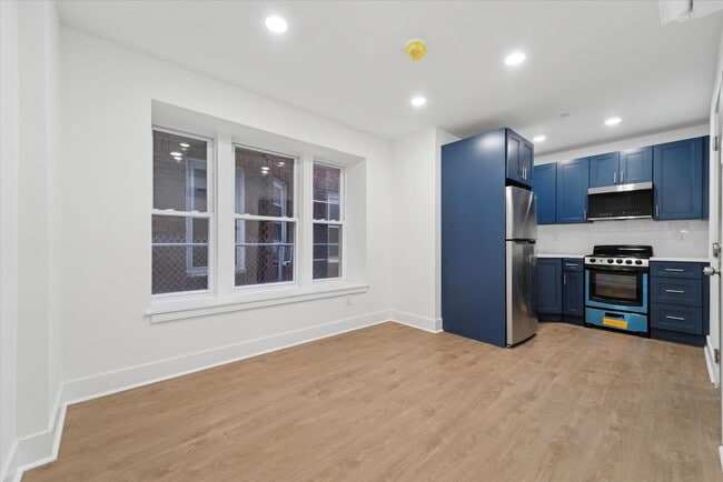 Building Photo - 812 W Roosevelt Blvd