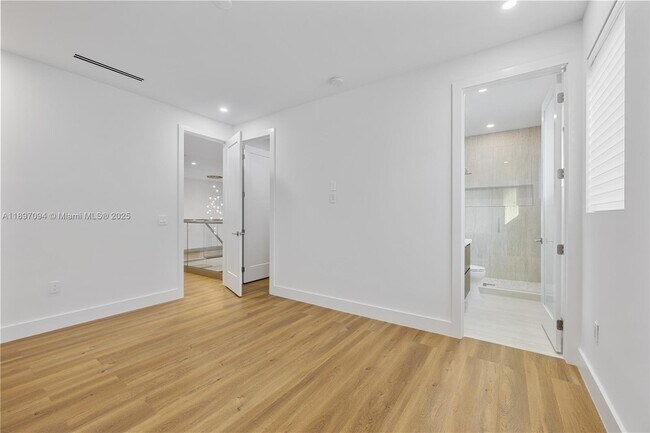 Building Photo - 807 SW 12th Ave