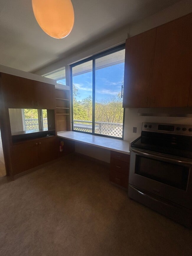 Building Photo - 3 bed, 2 1/2 bath house