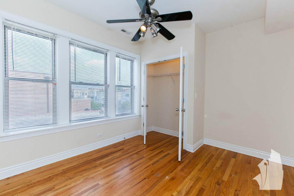 Building Photo - 1221 W Waveland Ave