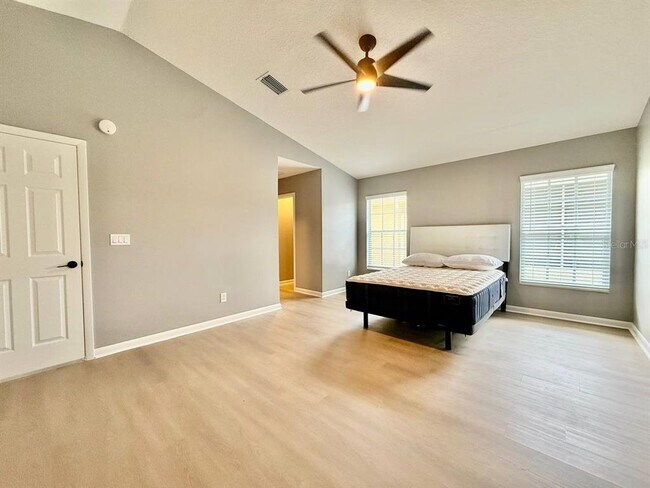 Building Photo - 6600 Gentle Ben Cir