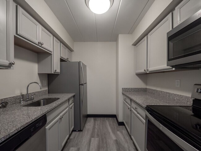 Building Photo - 700 Lee Dr