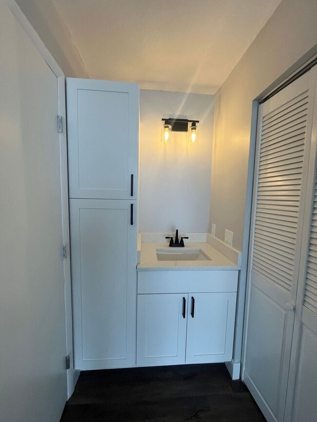 Building Photo - ONE BEDROOM ONE BATHROOM! WATERFRONT COMMUNITY!