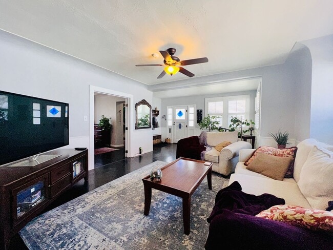 Building Photo - $0 DEPOSIT OPTION, CHARMING 3 BED 2 BATH TRADITIONAL BRICK HOME!! HUGE YARD, DETACHED GARAGE, COM...