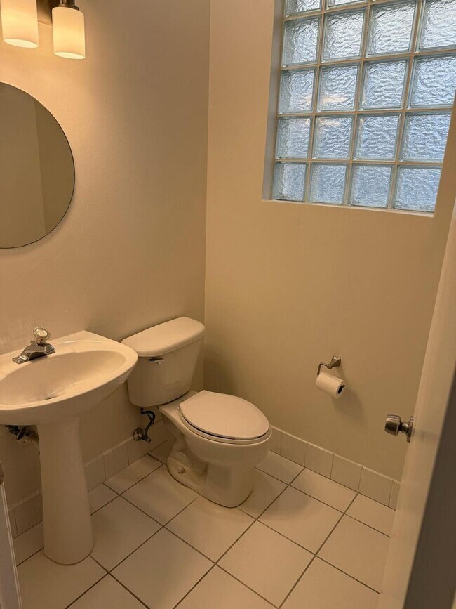 Building Photo - 5076 SW 38th Way