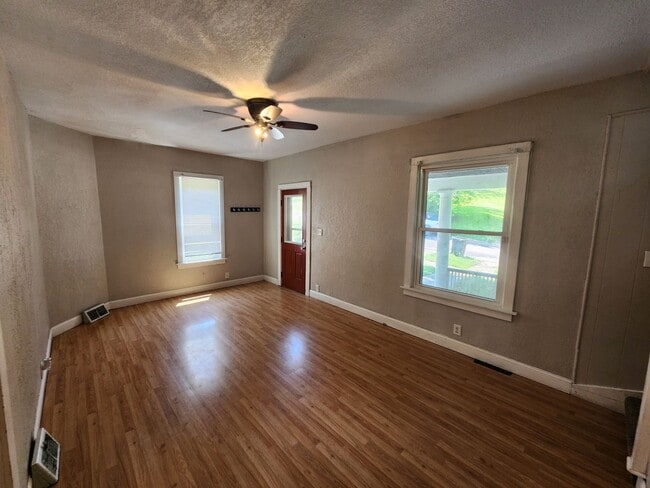 Building Photo - Furnished 3 Bedroom, 1 Bathroom