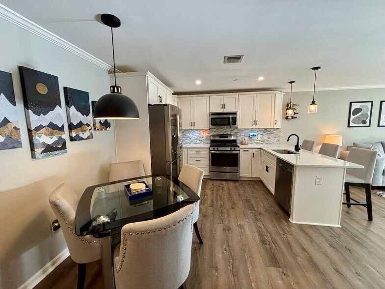 Building Photo - 34 Schoolhouse Dr