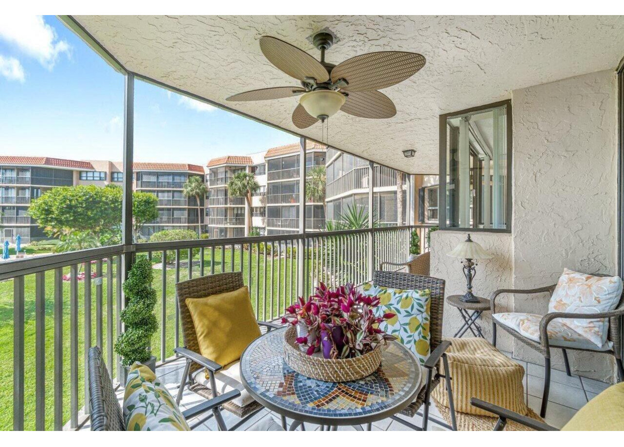 Huge balcony overlooking channel - 800 Jeffery St