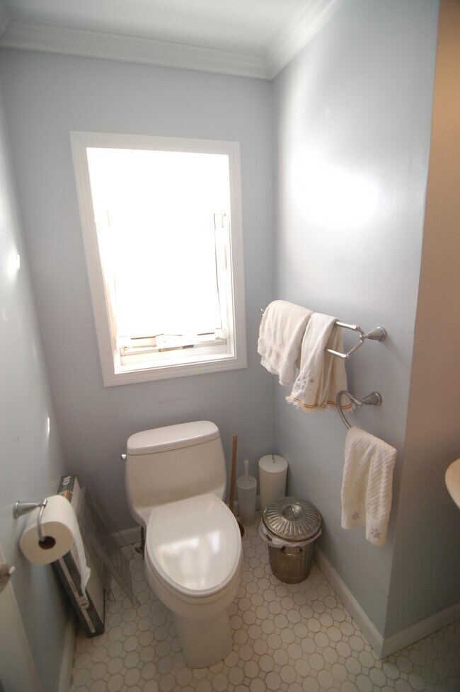 Building Photo - 7099 Lakeshore Rd