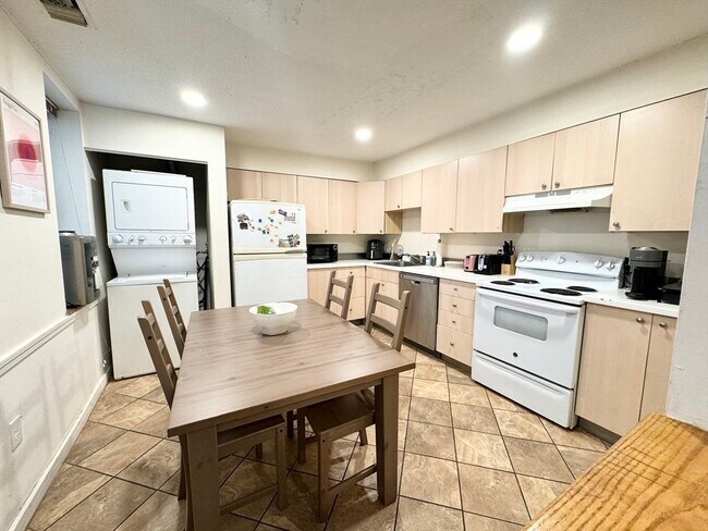 Primary Photo - 71 Gainsborough St